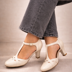 T-Strap com recortes Off White Salto bloco confortável