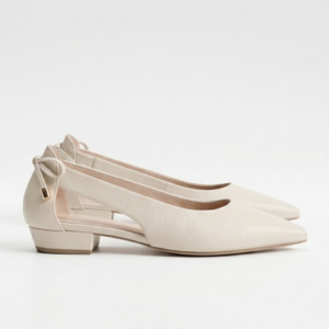 scarpin de salto baixo com recorte lateral off white